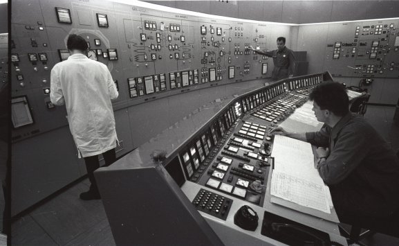 Control_room_-_Lucens_reactor_-_1968_-_L17-0251-0105.jpg