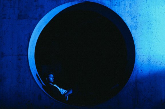 02 Tu che mi guardi solo di notte vedi il mio lato lucente e mi dipingi tutto di bianco.jpeg