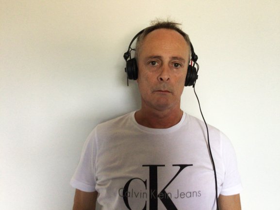 DJ Lamberto sala di registrazione con cuffie.jpeg