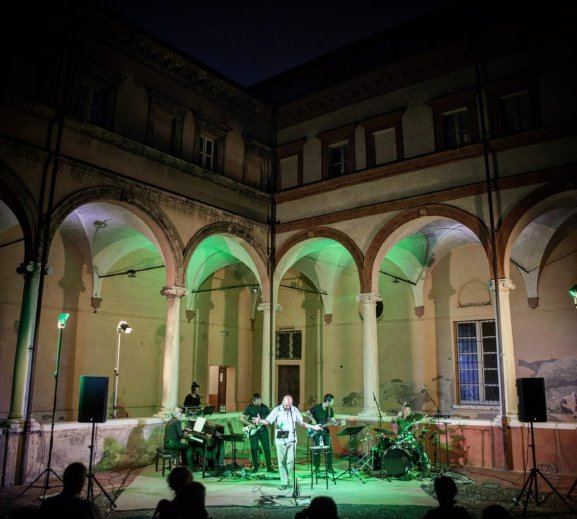 concerto al Chiostro S.Pietro a Modena .jpg