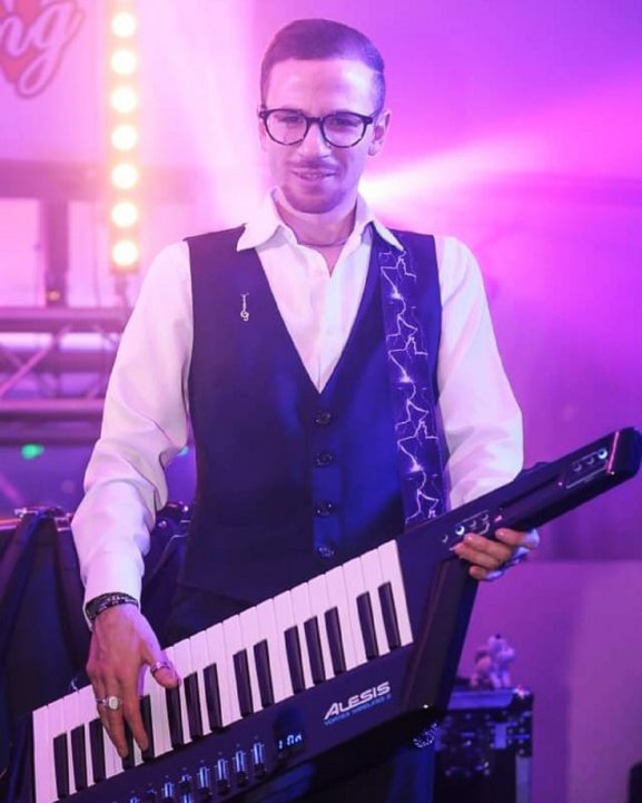 Con il synth 2.jpg