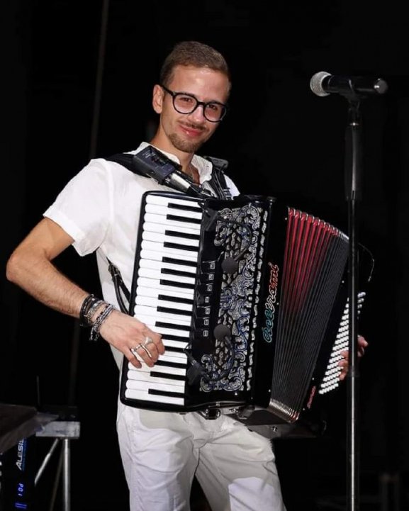 Sul palco con la fisarmonica.jpg