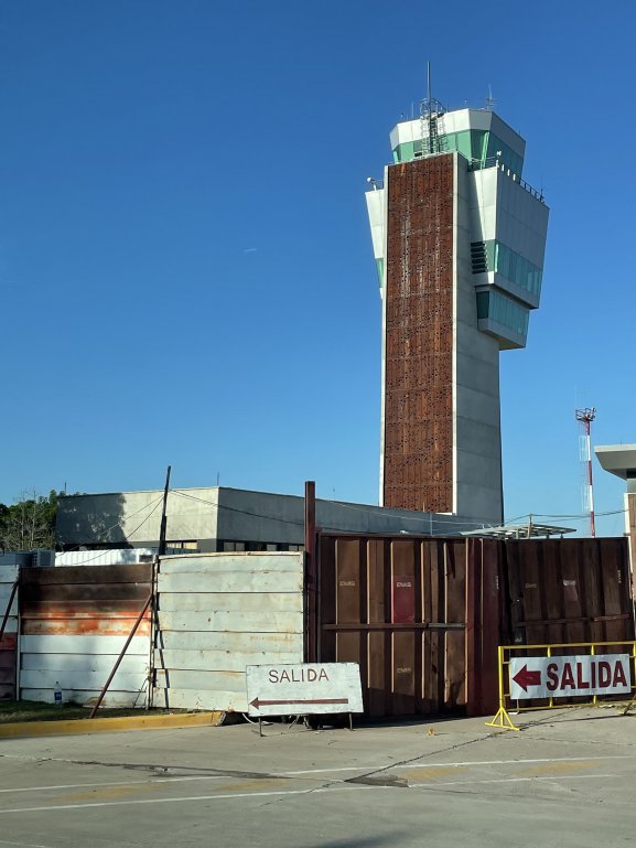 04_La torre brutalista dell’aeroporto di Jujuy, a nord dell’Argentina, verso la Bolivia..jpg
