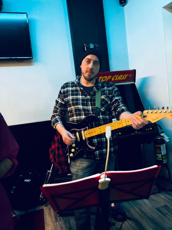 Luca Crispino chitarra.jpg