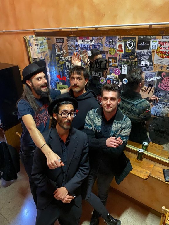 foto di gruppo backstage.jpg