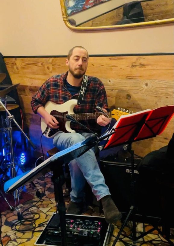 Luca Criapino chitarra 4.jpg