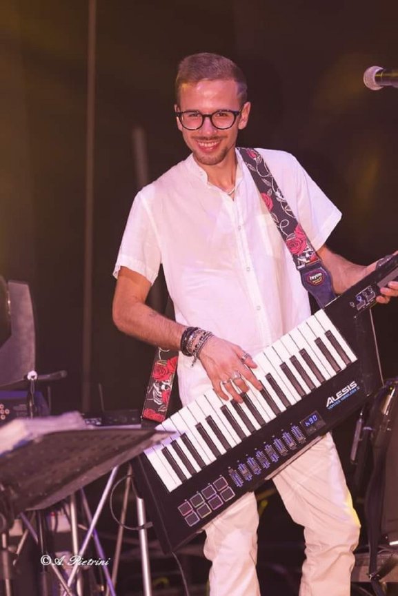 Con il synth.jpg