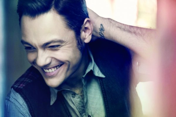 TIZIANO FERRO INDIETRO SCARICARE