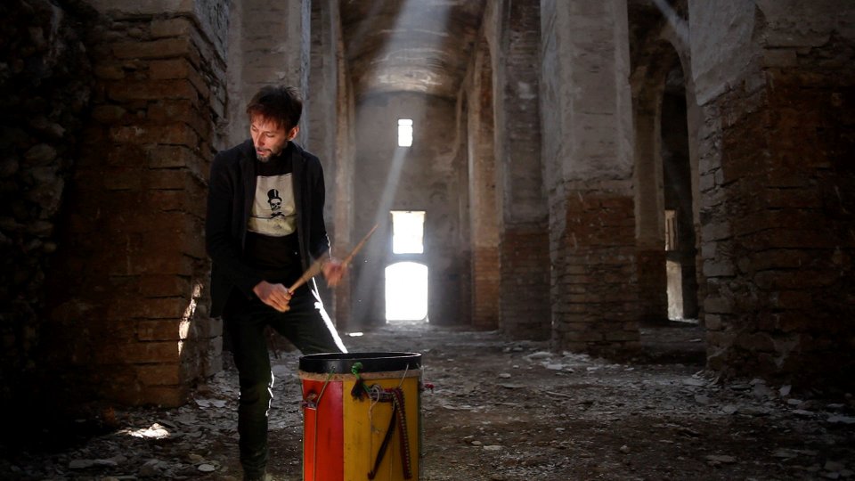 Screenshot video “Il Gioco”. Regia: Gigi Tufano. Musica: Paolo Cattaneo. Location: Ex Cementificio Pesenti.