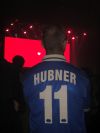 Un fan di Calcutta al suo concerto parigino indossa una maglia di H&uuml;bner