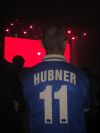 Un fan di Calcutta al suo concerto parigino indossa una maglia di Hübner