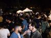 Panoramica del pubblico che se la scialla allegramente fuori dal castello nonostante abbia appena finito di piovere