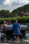 Alessandro Martire al pianoforte e Naiad con la sua arpa - The Floating Moving Concert 2021 sul Lago di Como - foto di Alessandro Farigu