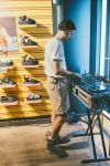 Splendore durante il djset - flagship store milanese di Dr. Martens in via Torino - foto di Alessandro Presentazi