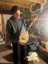 Massimo mi mostra la sua gusla, strumento tipico dei Balcani