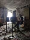 L'interno della nostra sala prove, che per un momento &egrave; stata anche il nostro personalissimo studio recording. Il tavolo che sorregge il mixer e le casse &egrave; posizionato su un meraviglioso canale che raccoglieva le feci dei bovini che alloggiavano nella stalla. Poesia.