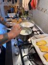 Gianleonardo mentre prepara il pranzo