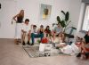 Foto di famiglia: Zara è quella in piedi a sinistra, Salvador e Iñaki è sono seduti sul divano bianco (rispettivamente il secondo e l'ultimo da sinistra)