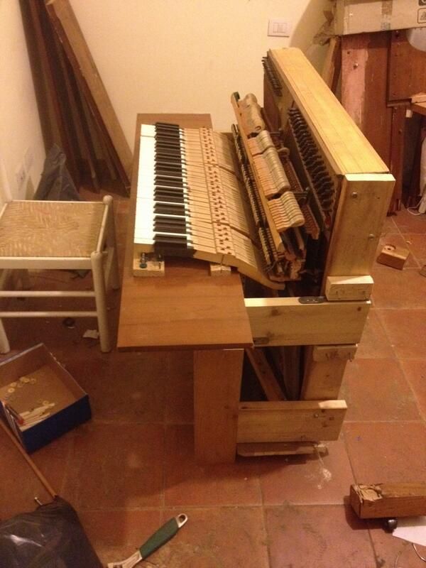 Il pianoforte impossibile di Giovanni Truppi come segare un piano rubando idee a Ikea e Leo Fender Il pianoforte impossibile di Giovanni Truppi come segare un piano rubando idee a Ikea e Leo Fender